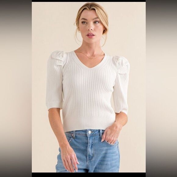 andthewhy Tops - white blouse with short sleeves above the elbow, New from boutique